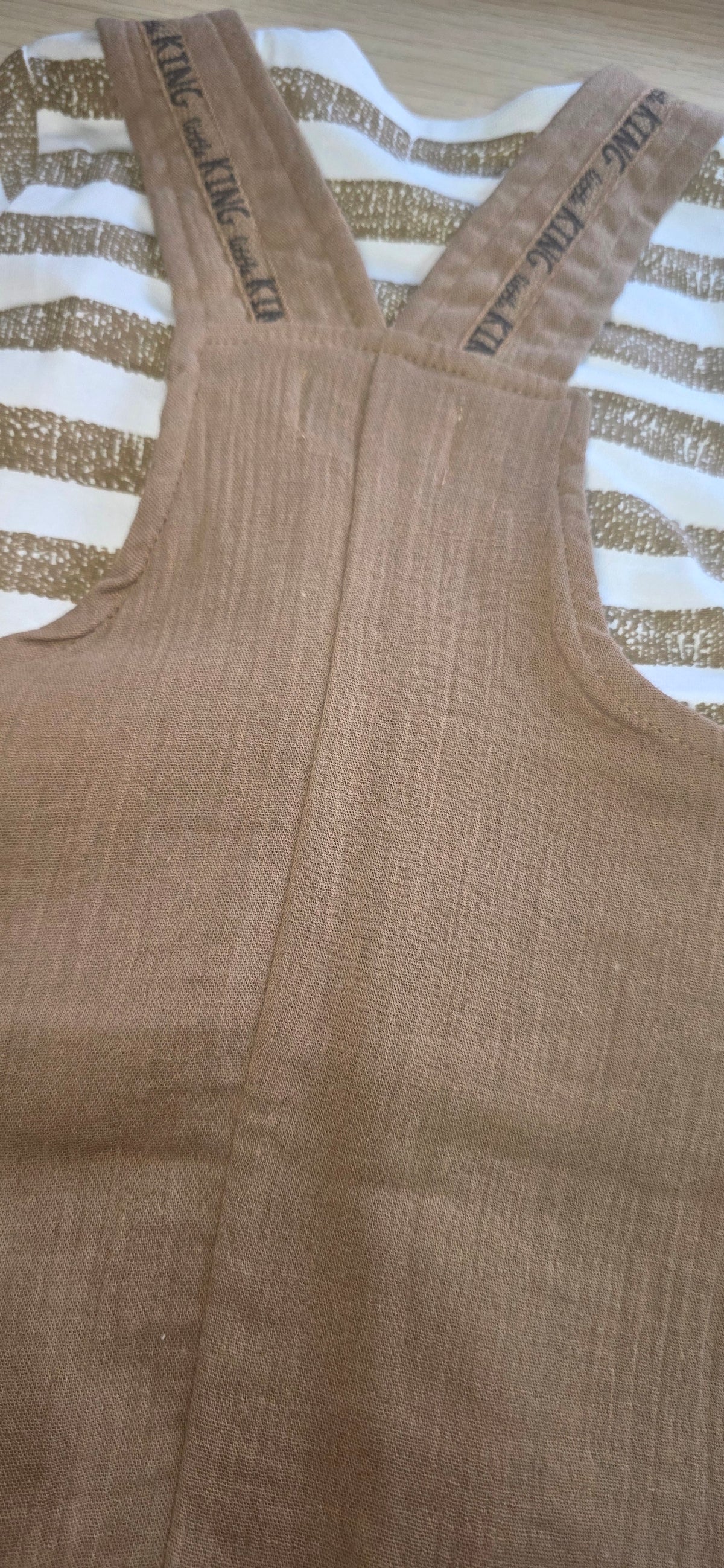 Conjunto Bebé Peto Bambula Marrón y Camiseta Rayas